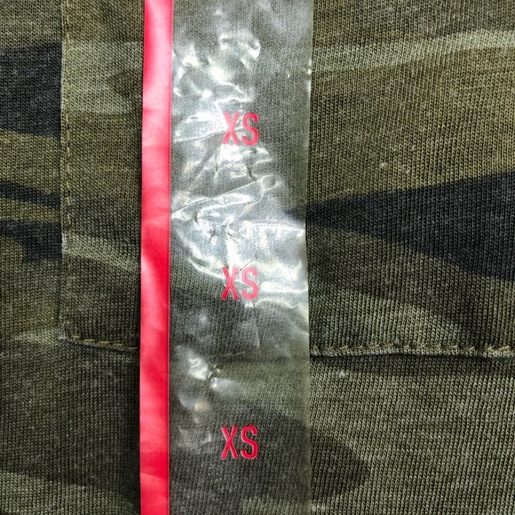 🎁ZOE + LIV💸 Camo Pocket Tee X-Small - Picture 3 of 5